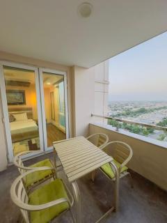 Luxury 1-Bed Apartment in Gold Crest Mall DHA - 6