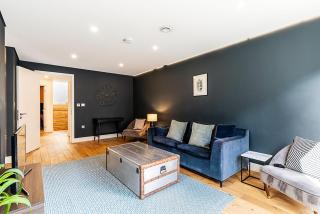 Stylish 3-Bed Flat with Balconies in Kings Cross - 0
