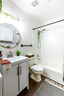 Prime Location Top Rated Clean Parking Free! - 2