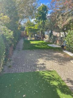 Modern 2-Bedroom Home with Garden in London - 6