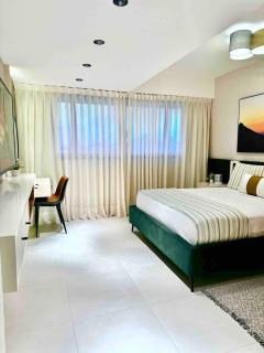 Stylish Upscale Condo, Pool - 8