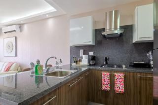 Comfy 1BR Centric Apt King Bed - 6