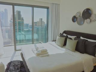 Stylish-2BR, Burj Royale, 3 min walk to Dubai Mall - 8