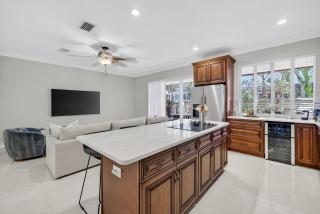 Daisy Elegance Townhouse Steps from The Beach - 2