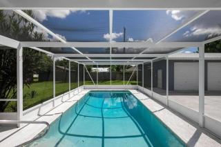Relaxing Pool Side - Near Fairgrounds - 0