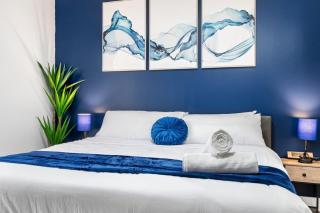 Cozy King Suite with Parking, Workspace, and in central location - 9