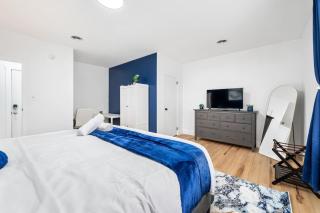 Cozy King Suite with Parking, Workspace, and in central location - 4