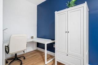 Cozy King Suite with Parking, Workspace, and in central location - 3