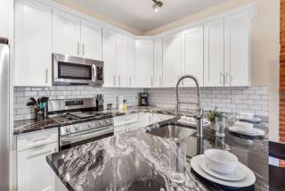 Upscale Shadyside Double King Suite, Private entrance with front porch - 0