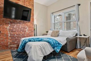 Upscale Shadyside Double King Suite, Private entrance with front porch - 1
