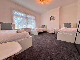 NEAR AIRPORT Fully Detached Home with 2 Off-Street Parking Spaces - 7