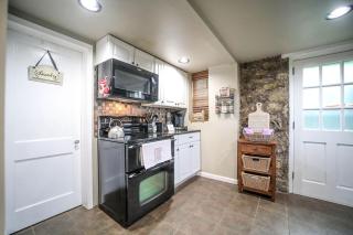 Charming Cottage W Majestic Mountain Views - 1