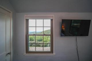 Charming Cottage W Majestic Mountain Views - 3