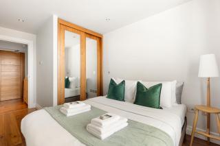 New! Charming 2BR Flat with Balcony by Victoria - 7