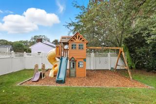 Stylish Stoneham Getaway Playground Game Room - 4