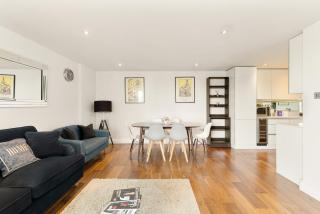 New! Charming 2BR Flat with Balcony by Victoria - 9