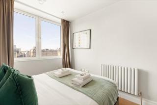 New! Charming 2BR Flat with Balcony by Victoria - 4
