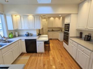 Charming 4 BR W Hot Tub 3 Kings Walk to Downtown - 3