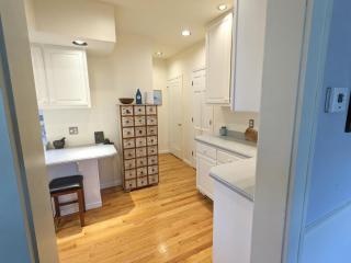 Charming 4 BR W Hot Tub 3 Kings Walk to Downtown - 1