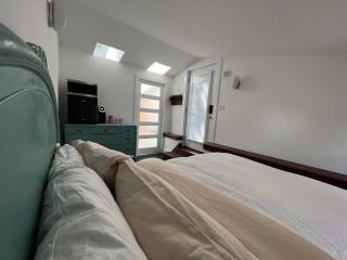 Unique private room and bath - 9