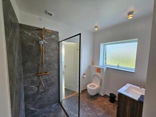 Modern room by CPH Airport - 1 min to Train, 15 min to Beach - 8