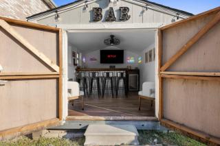 Heated Pool & Spa Mini Golf Bowling Game Room perfect for family - 2