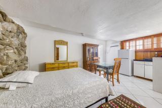 5 Mi to Hollywood Blvd! Miramar Apt with Shared Pool - 5