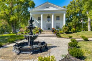 Near Lake Erie, Harbor and Parks Conneaut Getaway! - 0