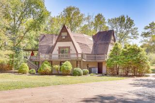 Walk to School House Winery Home with Deck! - 8