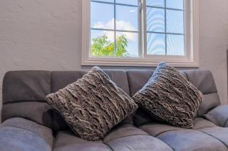 Cozy Comfort LA House with Stunning Scenic Views - 6
