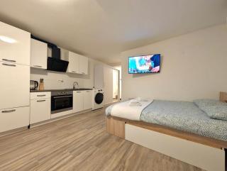 Cozy Curved-Wall Studio - 5