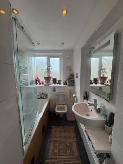 Cozy Designer Flat with Riverside - 4