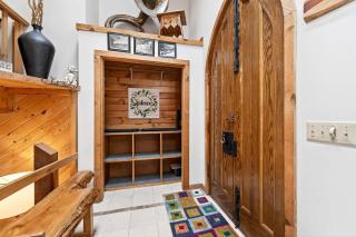 Spacious 6 Bedroom Chalet Near Holiday Valley - 3