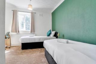 Modern 3BR Escape, Work & Relax, Fast Links to London, Free Parking - 1