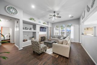 Fabulous Woodlands Home with pool - 0