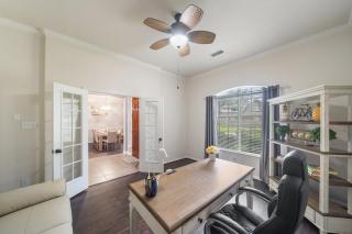 Fabulous Woodlands Home with pool - 9