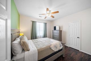 Fabulous Woodlands Home with pool - 6