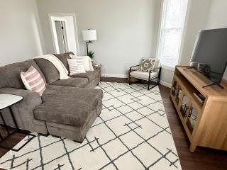 Modern 4 BDRM Renovated Spacious near U of E and Downtown - 0