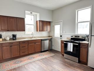 Modern 4 BDRM Renovated Spacious near U of E and Downtown - 2