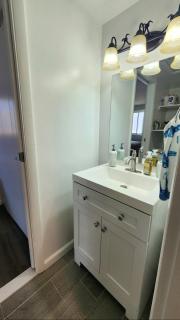 BreezeWay-Comfy 2 Bedroom, 1 Block from Beach! - 8