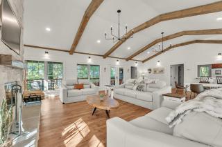 Hummingbird Cabin with a private hot tub - 2