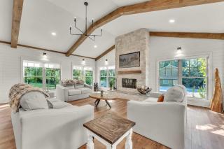 Hummingbird Cabin with a private hot tub - 7