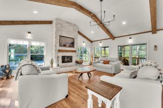 Hummingbird Cabin with a private hot tub - 3