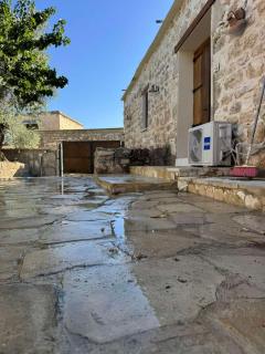 Charming Cyprus Getaway in Pfos - Garden View Holiday House - 3