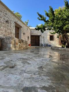 Charming Cyprus Getaway in Pfos - Garden View Holiday House - 2
