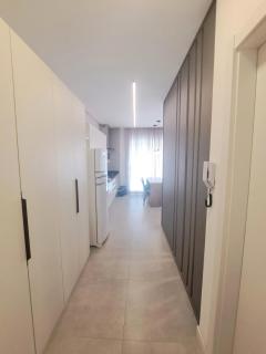 Studio Xavante 308A - novo, confortável, com garagem coberta e portaria 24h - 7