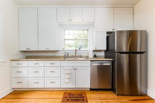 Clover Retreat - 3B 2BA Home 1 mi to ND - 1