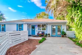 The Art House - Stylish 4BRGetaway Poolside Fun & Mins to Beach! - 4