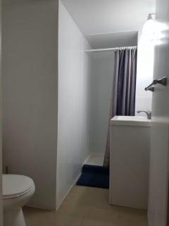 Roslyn Room 1 Private Bathroom - 5