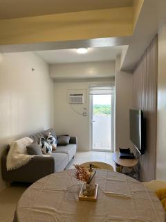 1Bedroom, living room w balcony ADHI staycation - Biñan - 2